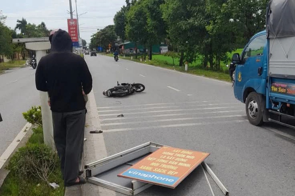 Nghi biển quảng cáo rơi làm người đi đường nhập viện - 1 Nghi biển quảng cáo rơi làm người đi đường nhập viện
