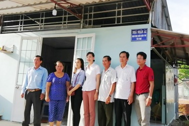 Gia đình người đàn ông nằm liệt giường xúc động đón nhận nhà mới do bạn đọc Dân trí giúp đỡ