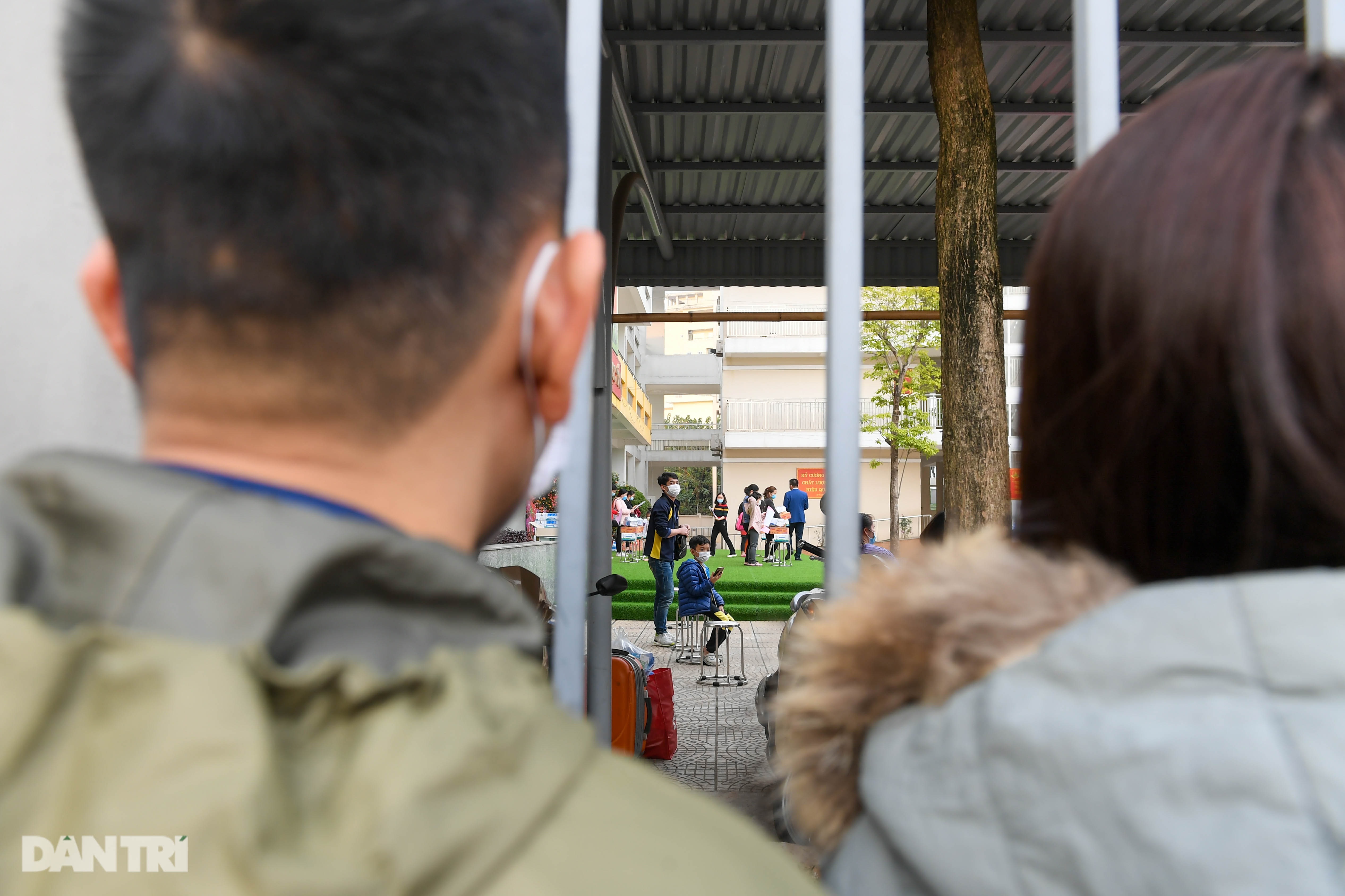 Toàn bộ người cách ly tại Tiểu học Xuân Phương được trở về nhà ăn Tết - 7 Toàn bộ người cách ly tại Tiểu học Xuân Phương được trở về nhà ăn Tết - 7