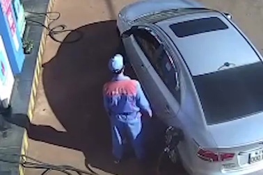 Nguyên hiệu trưởng thả tiền xuống đất khi đổ xăng