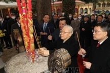 Tổng Bí thư Nguyễn Phú Trọng dâng hương tại Hoàng Thành Thăng Long