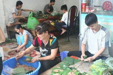 Phố nem tré xưa đông nghịt khách