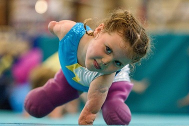 Kinh ngạc xem bé gái 5 tuổi mất tứ chi nhào lộn như siêu sao