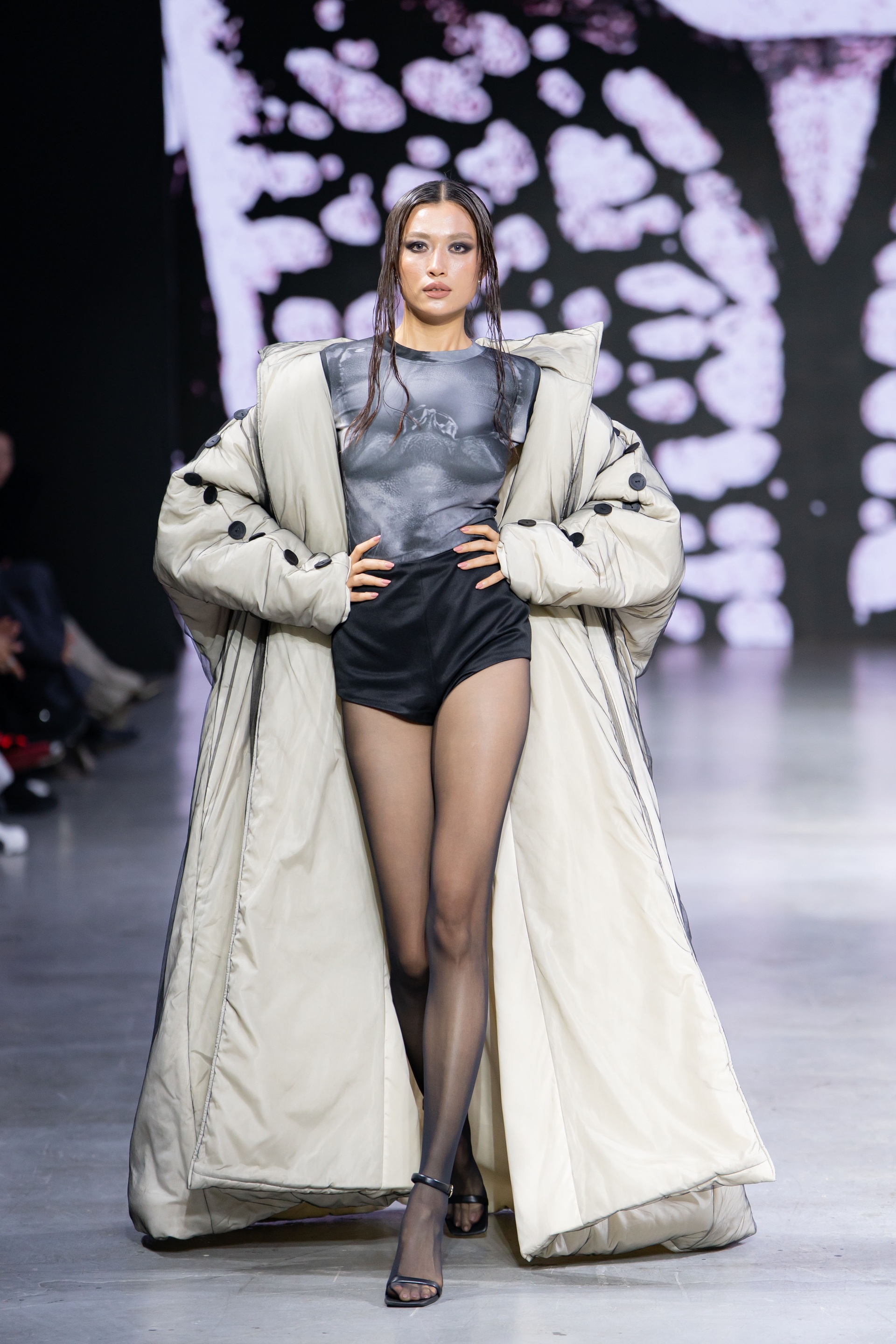 Minh Tú diện đồ ấn tượng, Tóc Tiên gợi cảm đọ dáng cùng dàn “Chị đẹp” - 5 Minh Tú diện đồ ấn tượng, Tóc Tiên gợi cảm đọ dáng cùng dàn “Chị đẹp” - 5