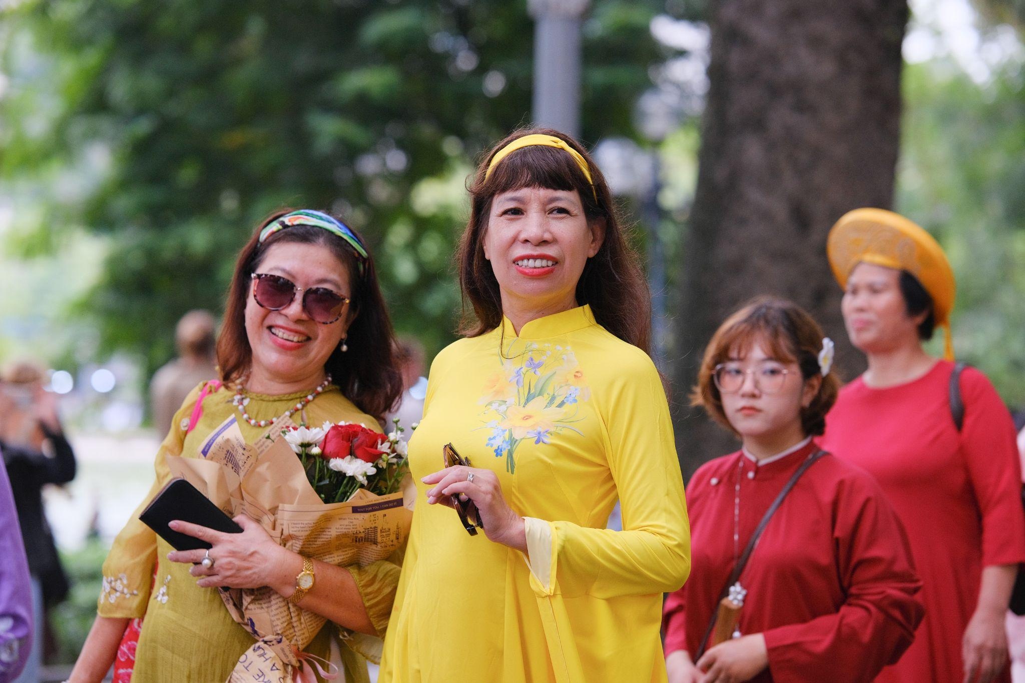 Hơn 100 người mặc cổ phục Việt diễu hành trên phố đi bộ Hồ Gươm - 8