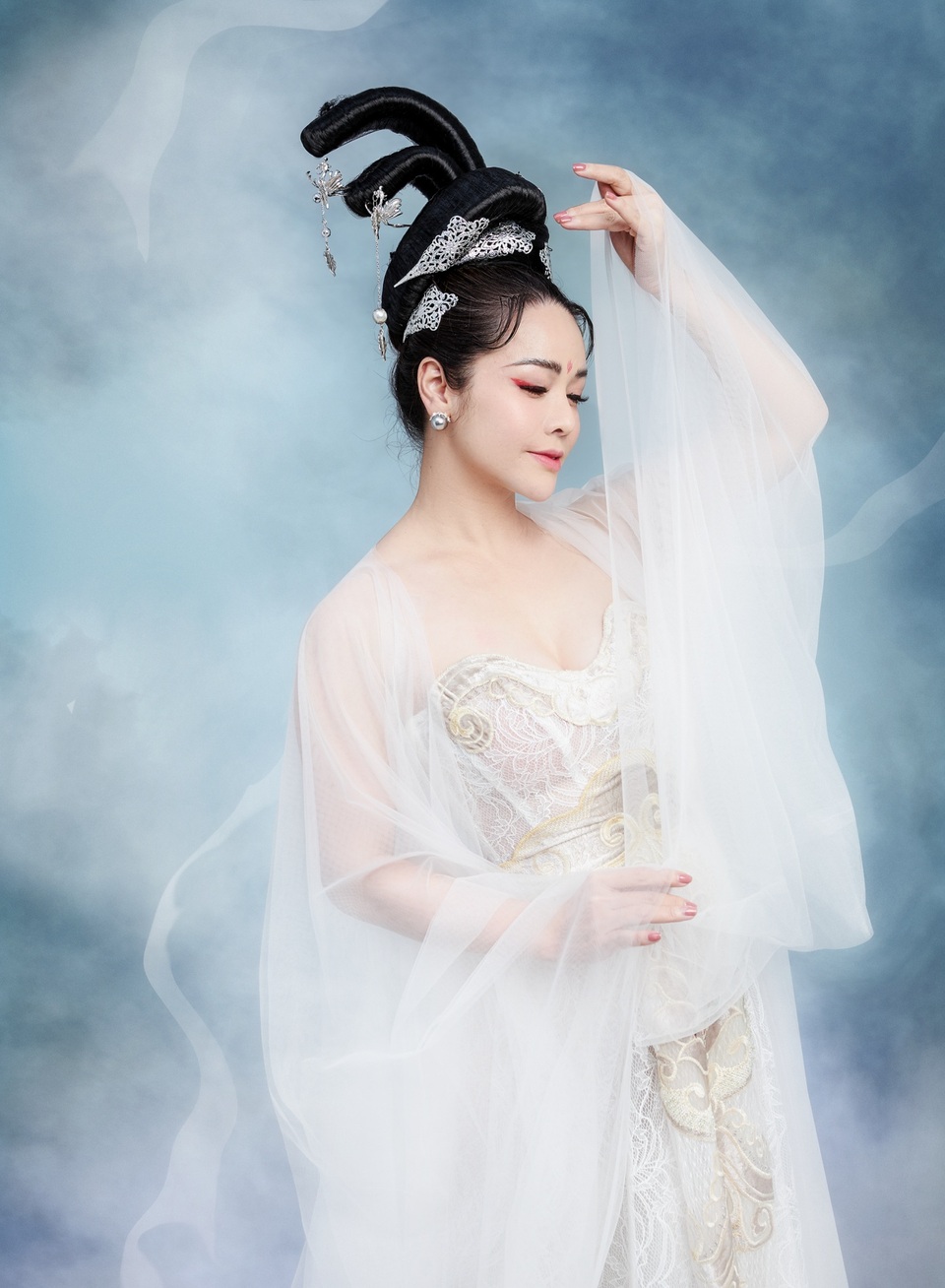Nhật Kim Anh “hack” tuổi với trang phục chị Hằng - 1 Nhật Kim Anh “hack” tuổi với trang phục chị Hằng - 1