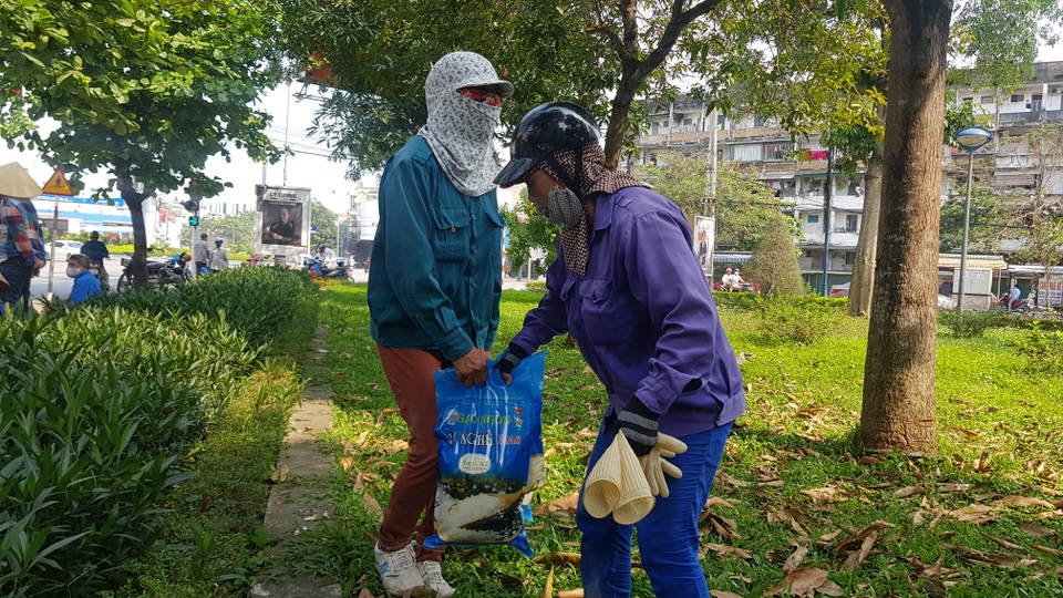 Lao động tự do nhận gạo hỗ trợ trên đường phố - 6 Lao động tự do nhận gạo hỗ trợ trên đường phố - 6