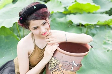 Nữ thủ khoa xinh đẹp ĐH Văn hóa e ấp bên sen đầu mùa