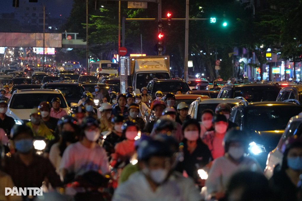 Hà Nội: Biển người chen chúc giờ tan tầm - 2 Hà Nội: Biển người chen chúc giờ tan tầm - 2