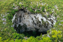 Khung cảnh bên trong "hố sụt tử thần" độc nhất ở Hà Giang