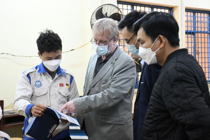 Chuyên gia Đức hướng dẫn kỹ năng có các học viên Trường cao đẳng kỹ nghệ Dung Quất(tỉnh Quảng Ngãi)