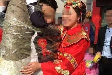 Chú rể bị trói chặt trên cây trong ngày cưới