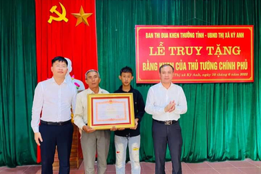 Truy tặng bằng khen với cán bộ Đoàn gặp nạn khi phòng dịch Covid-19