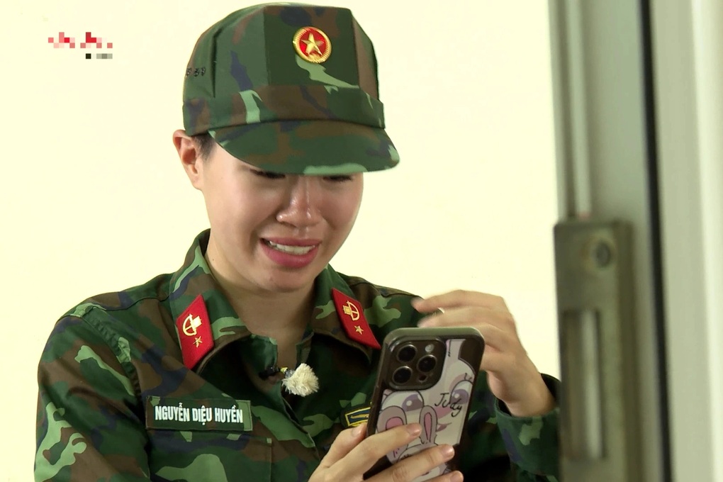 Em gái Trấn Thành hoảng loạn, khóc nấc vì sợ độ cao khi lơ lửng ở vách núi - 2 Em gái Trấn Thành hoảng loạn, khóc nấc vì sợ độ cao khi lơ lửng ở vách núi - 2