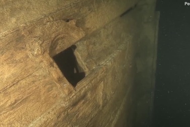 Bất ngờ phát hiện xác tàu gỗ vẫn còn nguyên vẹn sau 400 năm dưới đáy biển