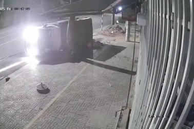 Phóng nhanh vào ngã tư, xe phân khối lớn đâm lật ô tô tải