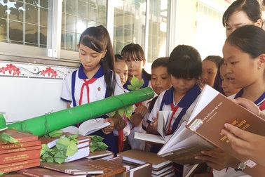 Bạc Liêu: Nhiều mô hình làm từ sách hút học sinh đến tham quan