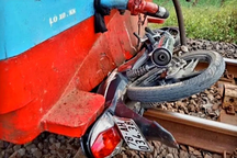Băng qua đường sắt, 2 cô gái bị tàu hỏa tông thương vong