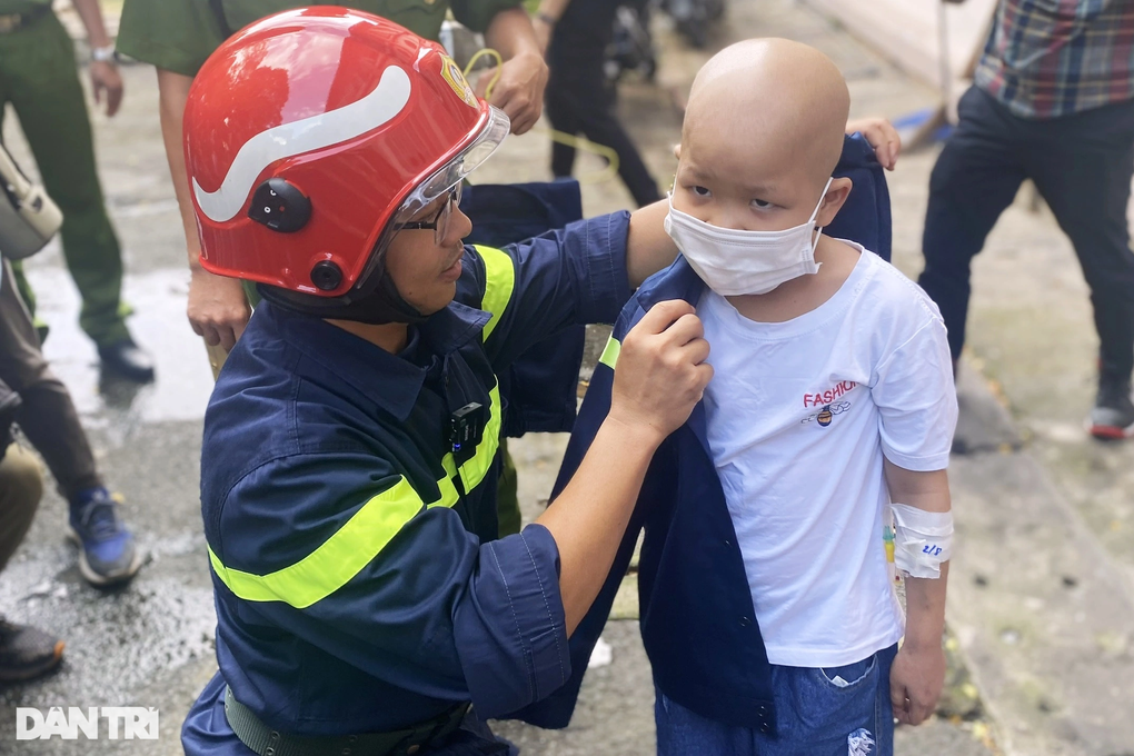 Mẹ suy tim nghẹn cười khi con trai ung thư máu được công an tặng điều ước - 3 Mẹ suy tim nghẹn cười khi con trai ung thư máu được công an tặng điều ước - 3