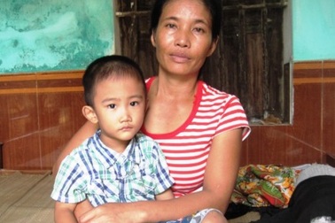 Bé 3 tuổi có nguy cơ câm điếc mãi mãi vì bố mẹ nuôi quá nghèo