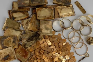 Đi bộ trên núi, cặp đôi tình cờ phát hiện kho báu toàn đồ bằng vàng