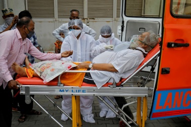 117 người chết mỗi giờ, bác sĩ rút ống thở người già, nhường ôxy người trẻ