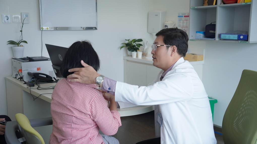 Cắt cơn đau hành hạ từ lưng xuống chân nhờ phẫu thuật nội soi hai cổng (UBE) - 5 Cắt cơn đau hành hạ từ lưng xuống chân nhờ phẫu thuật nội soi hai cổng (UBE) - 5