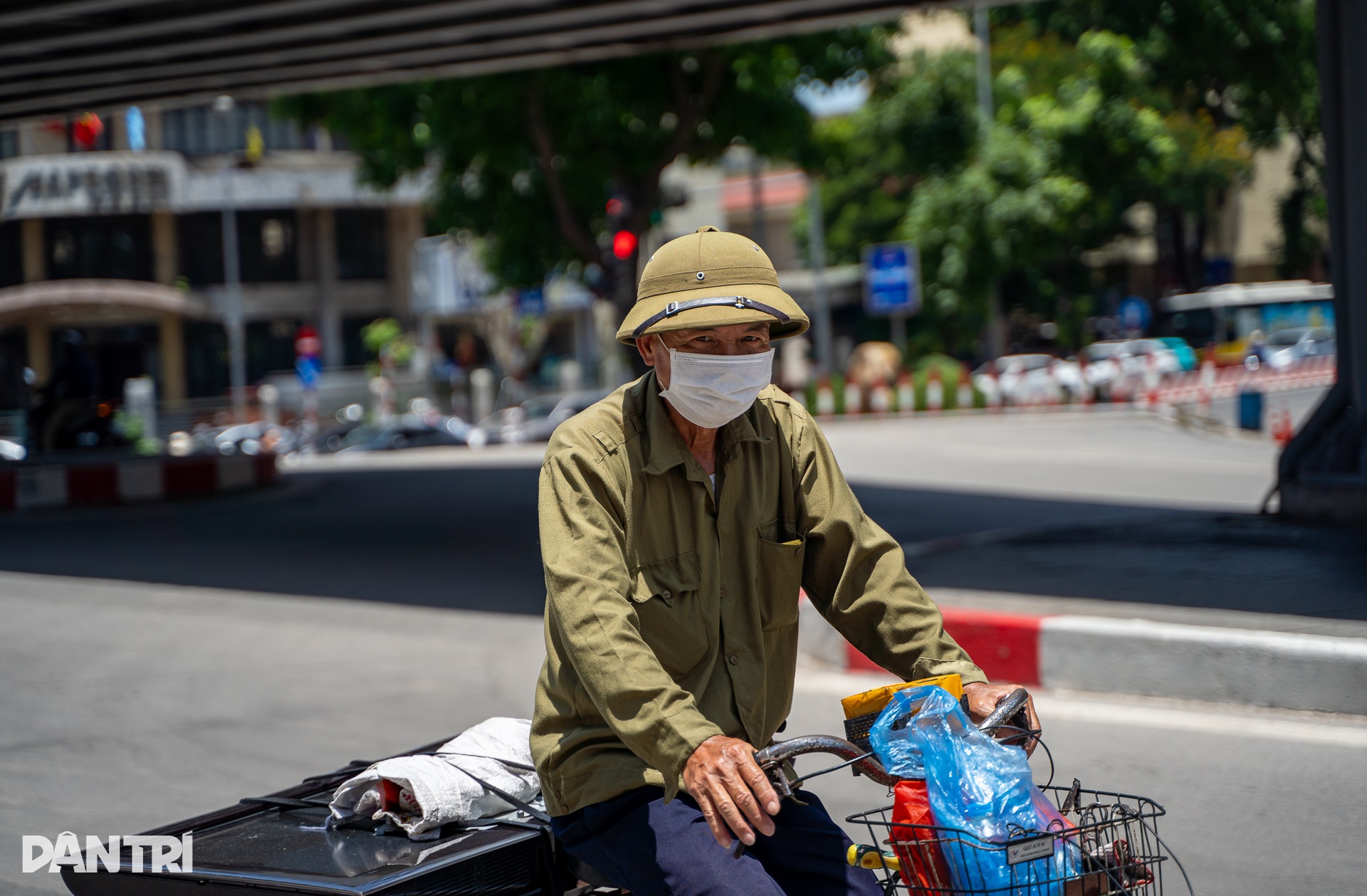 Hà Nội: Người lao động oằn mình mưu sinh dưới cái nắng như thiêu đốt - 7 Hà Nội: Người lao động oằn mình mưu sinh dưới cái nắng như thiêu đốt - 7