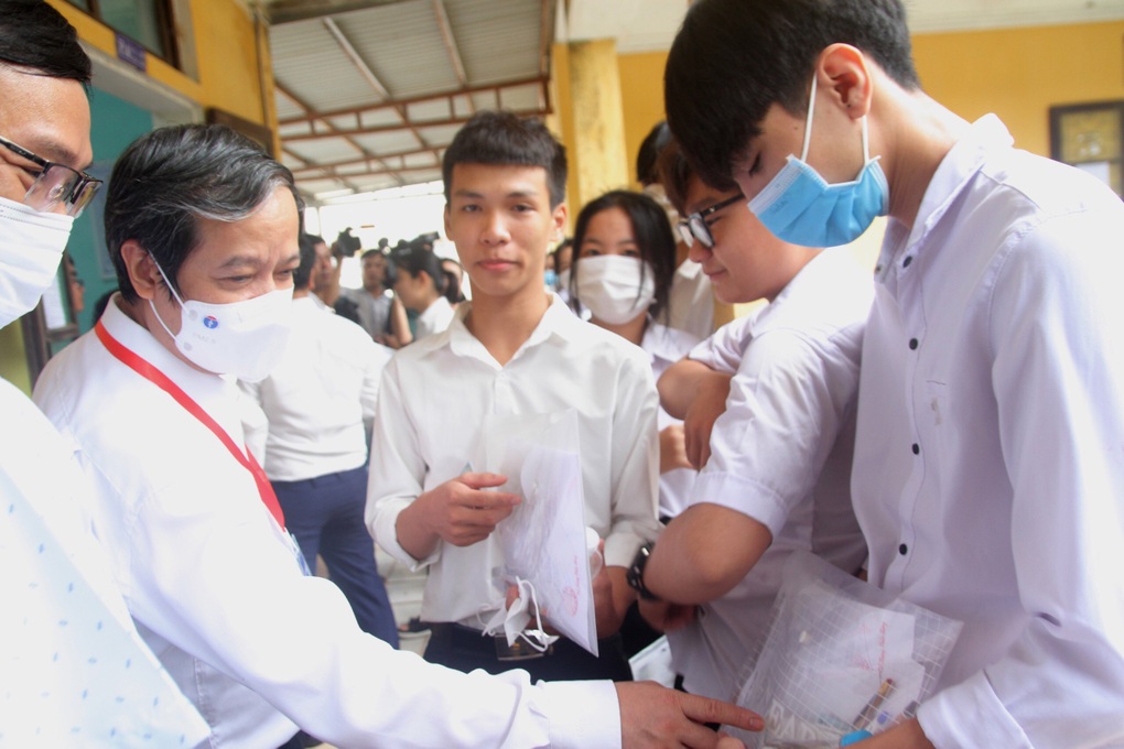 Bộ trưởng Nguyễn Kim Sơn thị sát thi tốt nghiệp THPT tại Huế - 2 Bộ trưởng Nguyễn Kim Sơn thị sát thi tốt nghiệp THPT tại Huế - 2