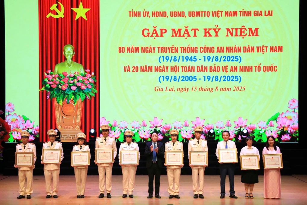 Công an tỉnh Gia Lai đã triệt phá hàng trăm vụ án lớn - 3 Công an tỉnh Gia Lai đã triệt phá hàng trăm vụ án lớn - 3