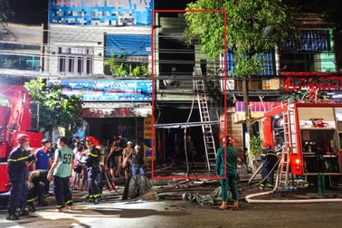 Căn nhà 2 tầng ở Đà Nẵng bốc cháy trong đêm, cảnh sát phá cửa để dập lửa