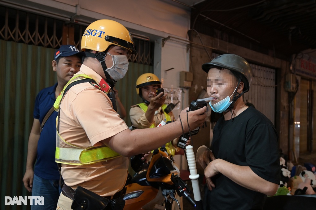 Quá chén trong ngày nghỉ lễ, nam thanh niên ở TPHCM bị phạt 7 triệu đồng - 2