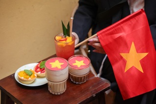 "Cà phê yêu nước" rực đỏ khắp Hà Nội, bán cả trăm cốc/ngày - 5