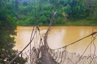 Mưa lớn làm sập cầu treo, gần 80 hộ dân bị chia cắt