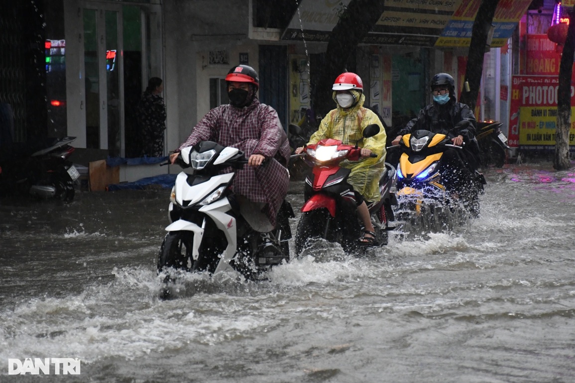 Đường phố Quảng Ngãi ngập sâu sau trận mưa lớn bất thường - 7 Đường phố Quảng Ngãi ngập sâu sau trận mưa lớn bất thường - 7