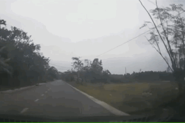 Ô tô đi nhanh gặp xe "ú òa": Lỗi thường gặp ở nhiều tài xế