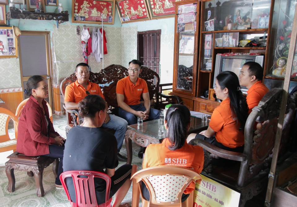 Báo Dân trí cùng Ngân hàng SHB trao sổ tiết kiệm giúp người phụ nữ ung thư - 3 Báo Dân trí cùng Ngân hàng SHB trao sổ tiết kiệm giúp người phụ nữ ung thư - 3
