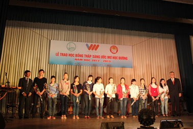 Thêm 37 sinh viên nghèo vượt khó nhận học bổng Vietnamobile