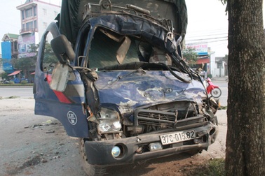 Xe tải đâm xe chở rác, tài xế mắc kẹt trong cabin