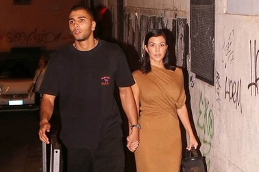 Kourtney Kardashian đẹp đôi bên bạn trai kém 14 tuổi