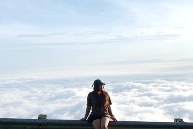 Du khách dậy từ 4h sáng "săn" biển mây bồng bềnh ngay tại Hà Nội