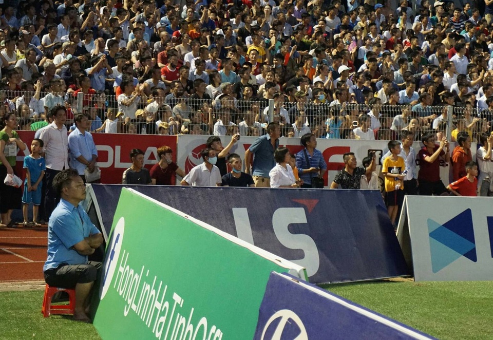 Báo Thái lại choáng với hình ảnh và số lượng khán giả tại V-League - 9 Báo Thái lại choáng với hình ảnh và số lượng khán giả tại V-League - 9