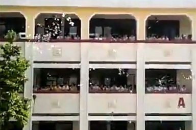 Hàng trăm học sinh xé đề cương Sử xôn xao dân mạng