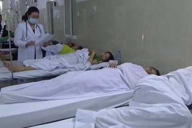 Hàng trăm công nhân phải cấp cứu sau bữa ăn trưa