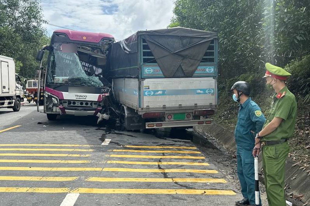 Tai nạn liên hoàn gần hầm Hải Vân, 3 người bị thương - 1 Tai nạn liên hoàn gần hầm Hải Vân, 3 người bị thương - 1