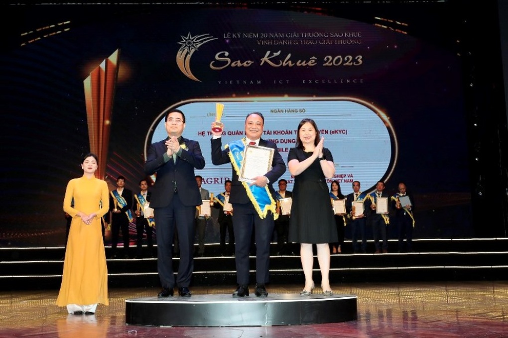 Agribank đạt nhiều giải thưởng lớn trong nước và quốc tế - 2 Agribank đạt nhiều giải thưởng lớn trong nước và quốc tế - 2