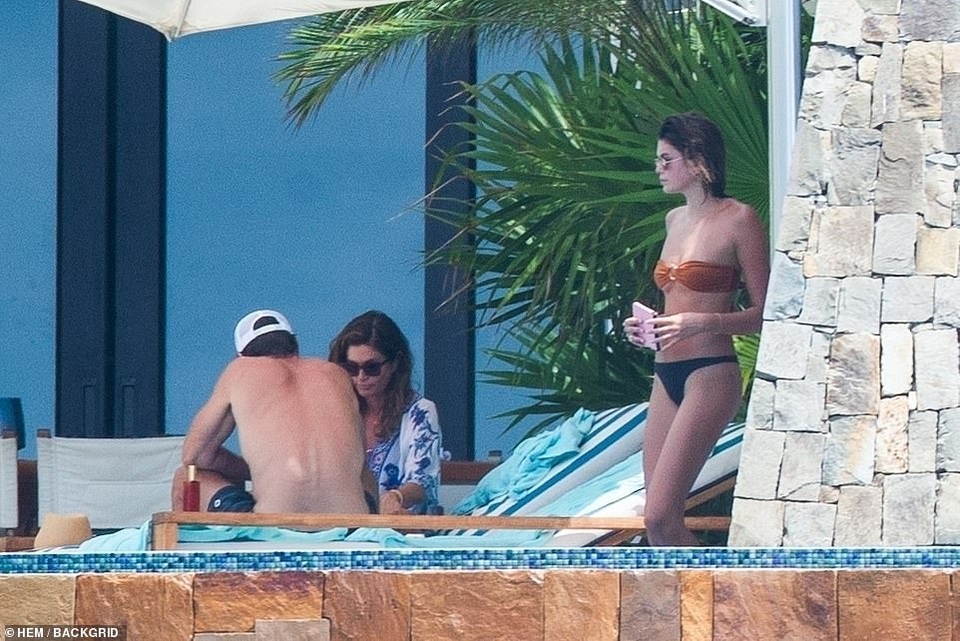 Kaia Gerber diện bikini khoe dáng tại khu nghỉ sang trọng - 6 Kaia Gerber diện bikini khoe dáng tại khu nghỉ sang trọng - 6