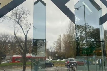 Sự thật "ngã ngửa" phía sau tấm gương khổng lồ giữa phố đông đúc