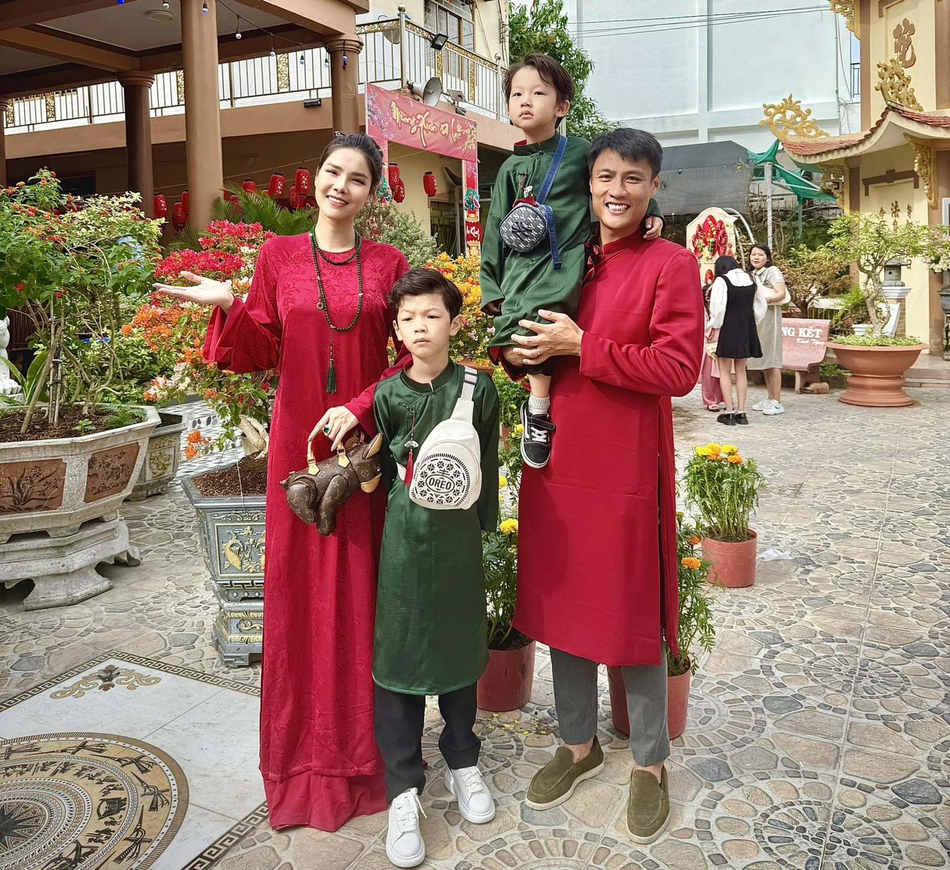 Hôn nhân vượt thị phi của cầu thủ Mạc Hồng Quân và người mẫu cao 1,78m - 1