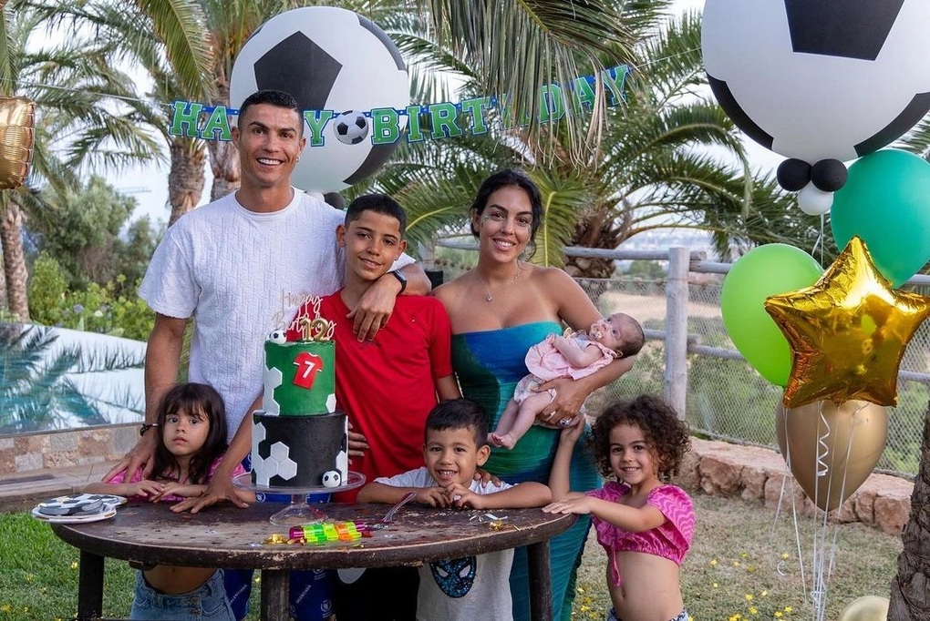 Lionel Messi và Cristiano Ronaldo có cách yêu hoàn toàn đối lập - 7 Lionel Messi và Cristiano Ronaldo có cách yêu hoàn toàn đối lập - 7